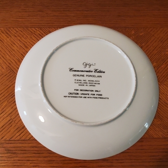 Vintage Gigi Commemorative Edition 1974  Plate " The Gift of Christmas Love" - Picture 6 of 7